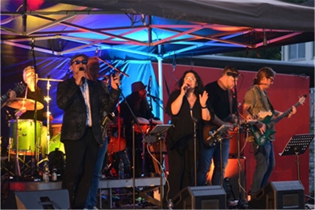 Matze Gutstein&Friends singen und spielen gemeinsam mit Sabine Bednar. Foto: Stahlfeld