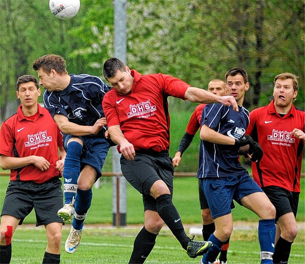 Maulbronn (blaue Trikots) kämpft gegen Hagenschieß vergeblich. Foto: Fotomoment