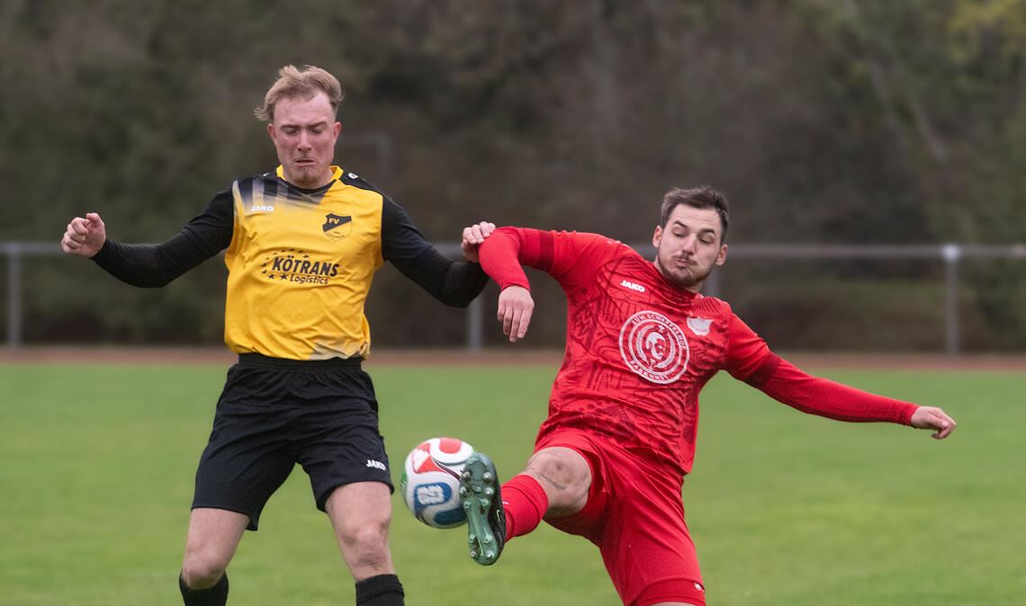 Maulbronn (in Rot) kämpft letztlich erfolglos gegen Lienzingen. Foto: Fotomoment