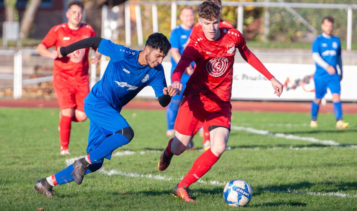 Maulbronn (in Rot) kassiert in der Schlusssekunde den Ausgleich. Foto: Fotomoment