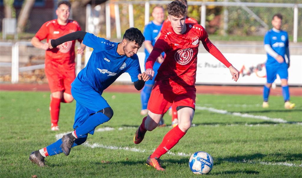 Maulbronn (in Rot) kassiert in der Schlusssekunde den Ausgleich. Foto: Fotomoment