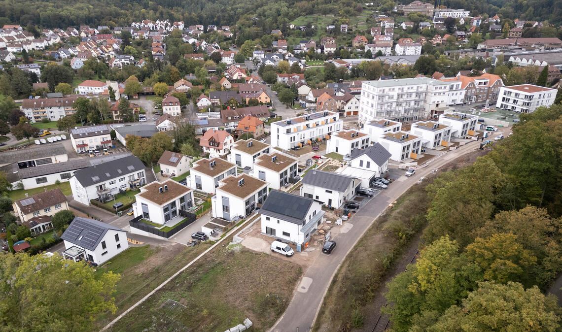 Maulbronn ist auf Wachstumskurs: Das zeigt aktuell das neue Wohnquartier, das unterhalb des Stichgleises auf dem ehemaligen „Schmid&Wezel“-Areal entsteht. Fotos: Fotomoment
