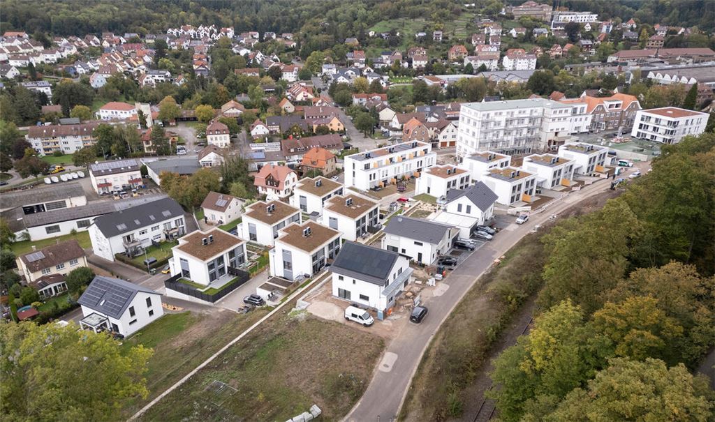 Maulbronn ist auf Wachstumskurs: Das zeigt aktuell das neue Wohnquartier, das unterhalb des Stichgleises auf dem ehemaligen „Schmid&Wezel“-Areal entsteht. Fotos: Fotomoment