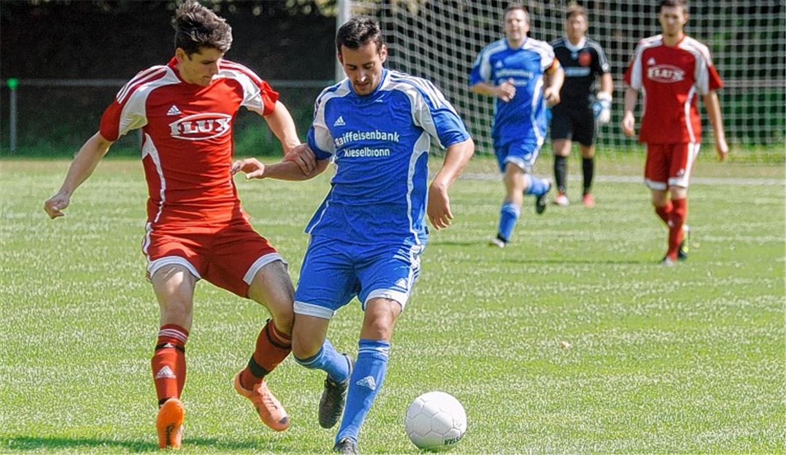 Maulbronn (rote Trikots) rennt gegen Kieselbronn II letzttlich vergebens an. Foto: Fotomoment
