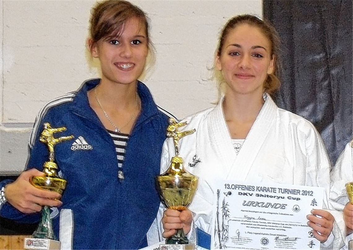 Maulbronner Doppelsieg: Anna Miggos (re.) gewinnt beim Shito-Ryu-Cup in Beilstein das Finale der Jugend weiblich gegen Christin Braun mit 2:1 Punkten. Foto: privat