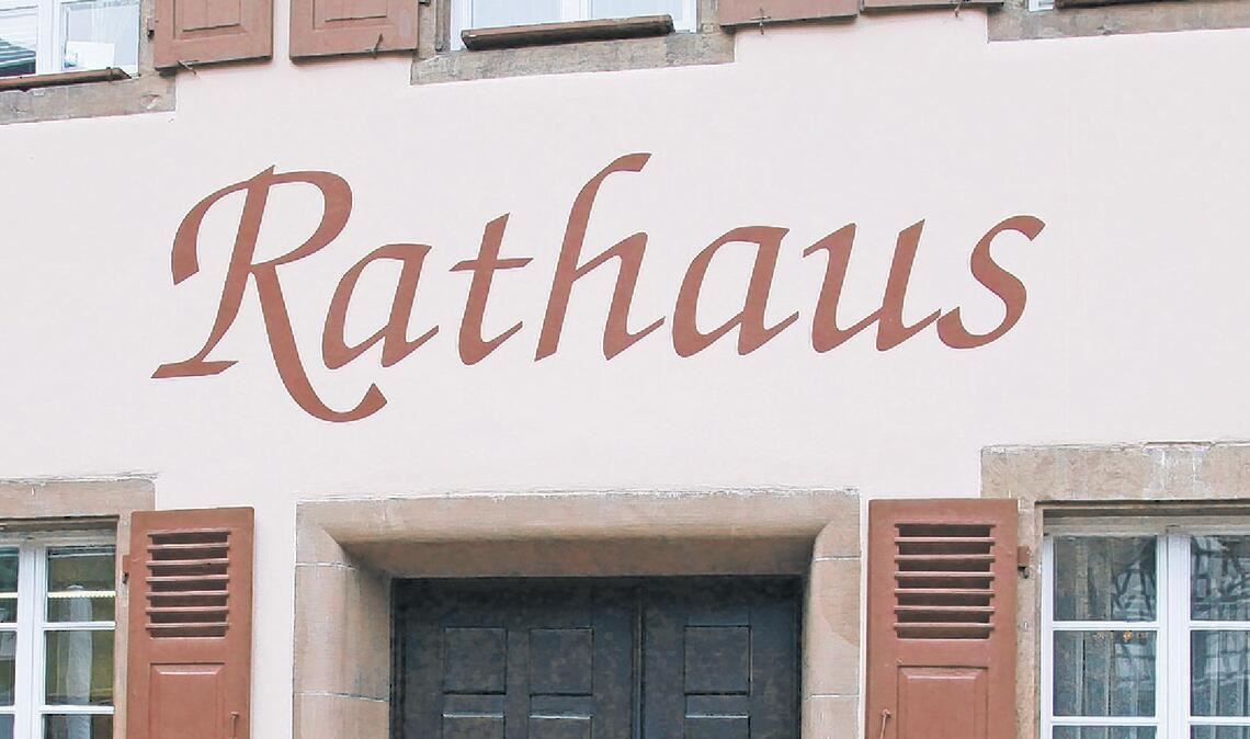 Maulbronner Rathaus: Hier wollen als Nachfolger von Bürgermeister Andreas Felchle bisher zwei Bewerber und eine Bewerberin rein. Foto: Archiv