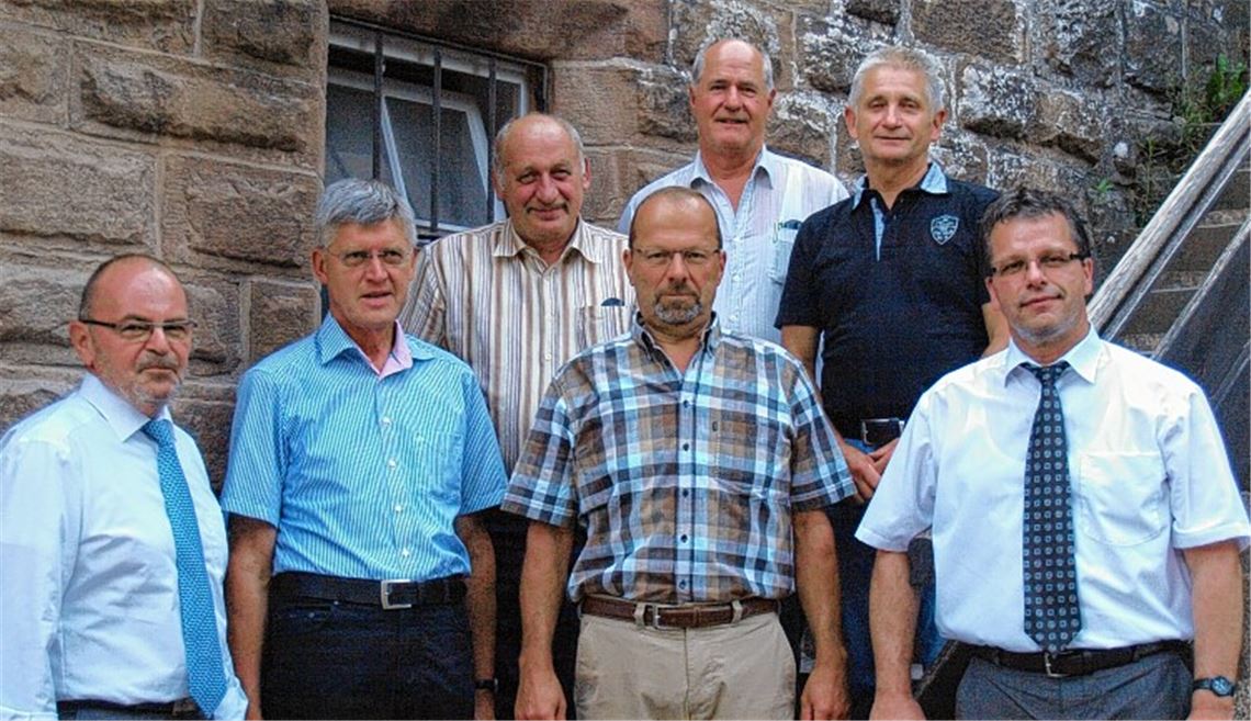 Maulbronns Bürgermeister Andreas Felchle ( re.) zeichnet Walter Schäfer, Friedrich Esenwein, Friedrich Lohrmann, Albert Kärcher, Peter Pfitzer und Friedrich Luz für ihre Verdienste als Stadträte aus (linkes Bild, v. li.). In derselben Sitzung verabschiedet er außerdem die scheidenden Mitglieder des Gemeinderats (rechtes Bild, v. li.) Martin Jaiser, Peter Pfitzer, Tanja Glauber-Gregori und Yasar Meral.