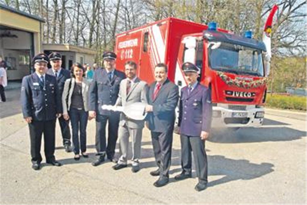 Maulbronns Gesamtkommandant Martin Gerst, Feuerwehr-Verbandsvorsitzender Martin Rühle, die Landtagsabgeordnete Viktoria Schmid, Maulbronns Abteilungskommandant Uwe Reutter, Bürgermeister Andreas Felchle, Uwe Freidinger von der Herstellerfirma Iveco Magirus und Bezirksbrandmeister Jürgen Link (v. li.) bei der Übergabe des Gerätewagens.
Foto: Fotomoment