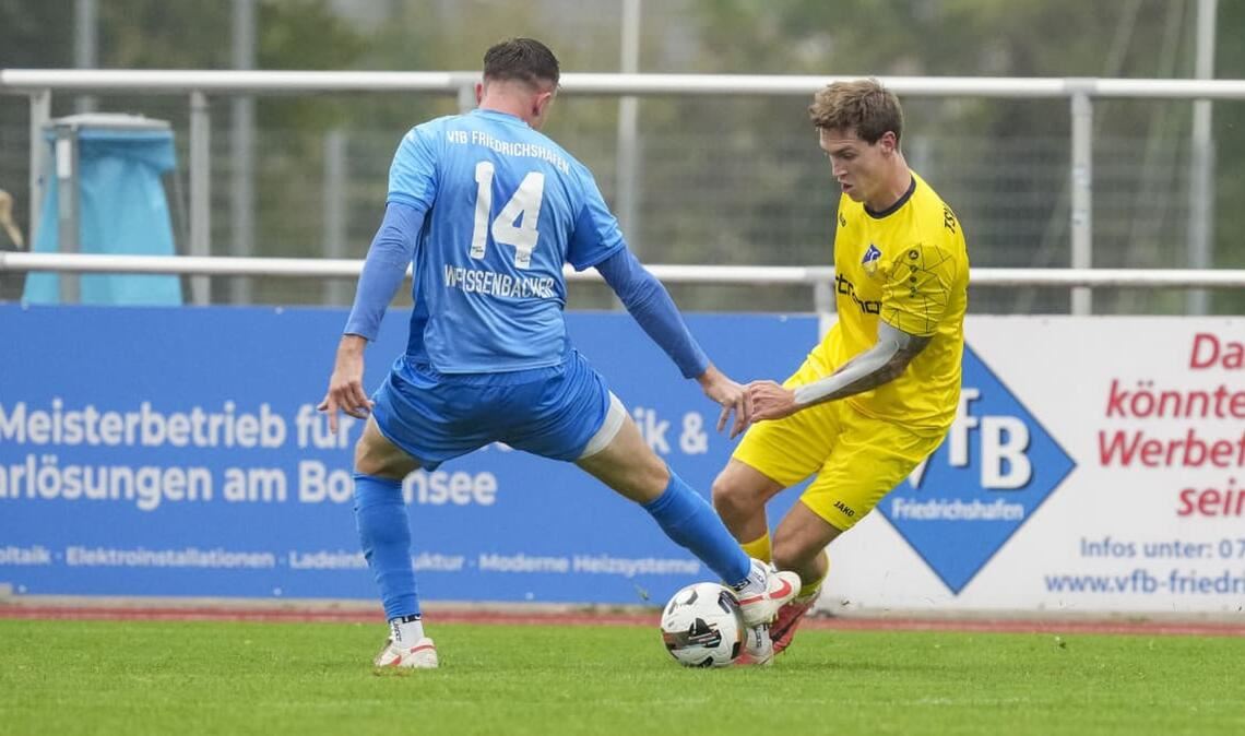 Maurice Dreher (re.) und der TSV Ehningen nahmen beim VfB Friedrichshafen einen Punkt mit.