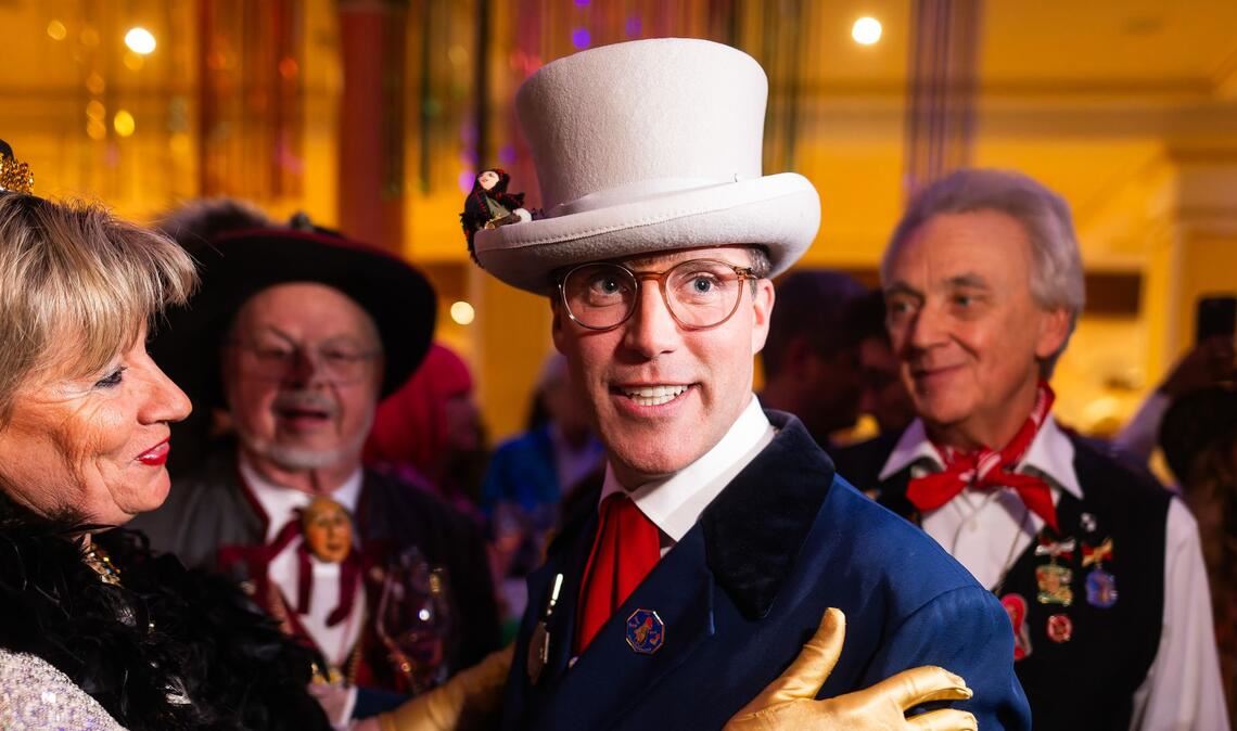 Mauritia Mack (l) begrüßt Manuel Hagel (CDU).