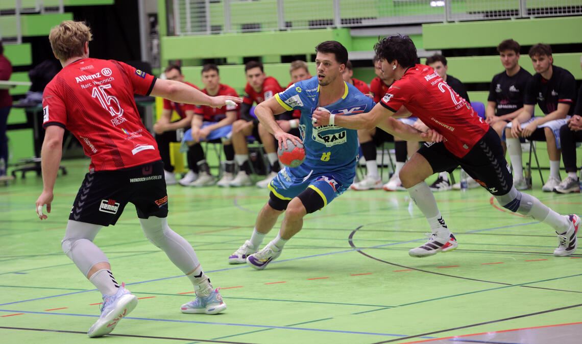 Die SG Pforzheim/Eutingen ist zurück auf der Siegerstraße Max Bröhl (in Blau) trifft vier Mal beimErfolg im Heimspiel. Foto: Rubner
