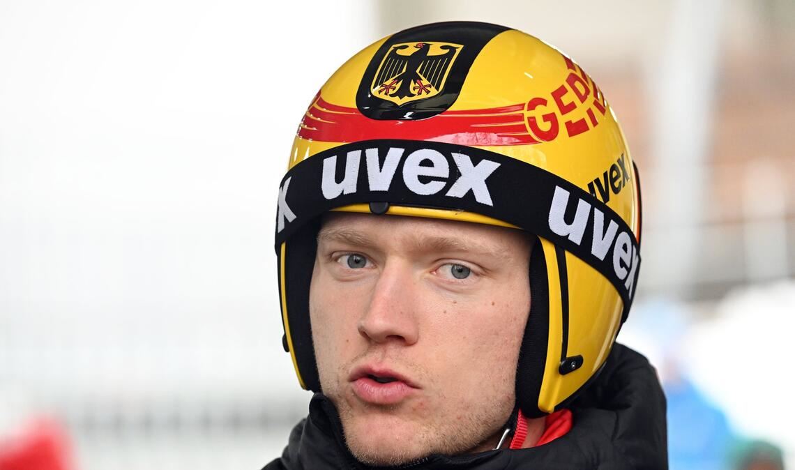 Max Langenhahn rodelt in Cortina um eine Medaille – mit viel zu kleinen Schuhen.