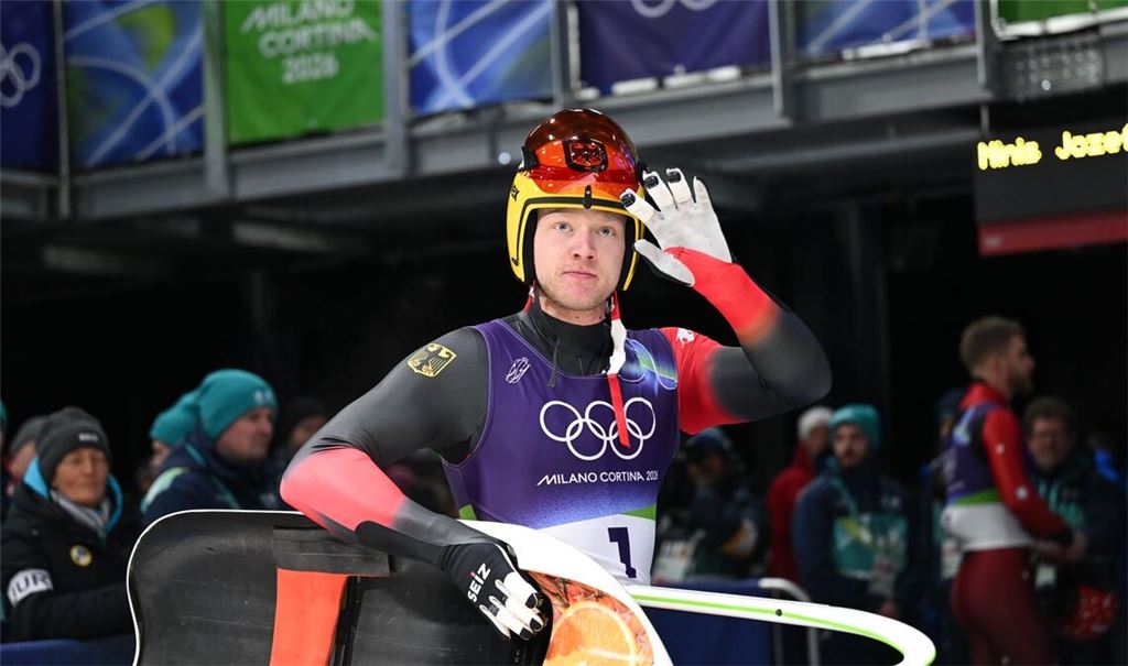 Max Langenhan liegt zur Halbzeit der Rodelrennen af Goldkurs - und das trotz einem steifen Hals.