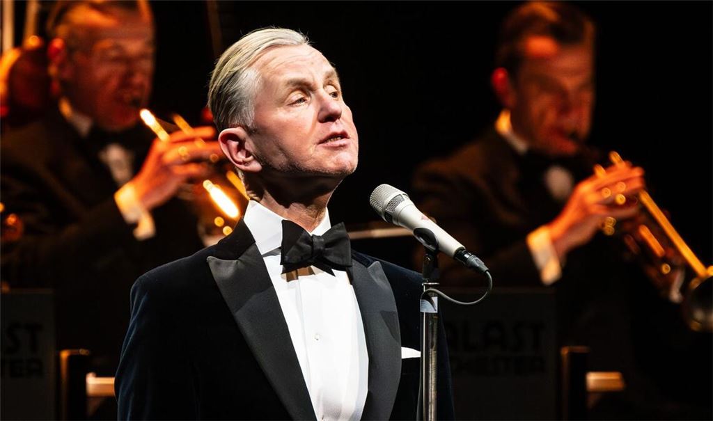 Max Raabe (hier bei einem Konzert im Januar in Duisburg) ist am Dienstag in Stuttgart aufgetreten.