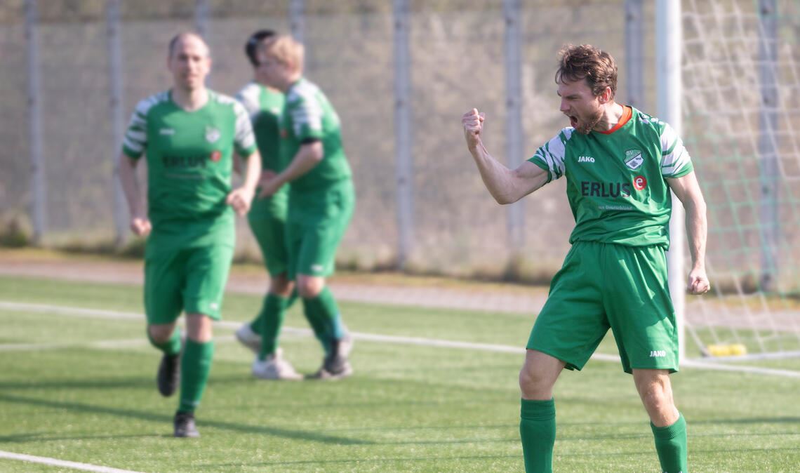 Max Schneider vom SV Iptingen und seine Kameraden bejubeln den Treffer zum 1:0 gegen die SGM Nußdorf/FV Roßwag. Am Ende heißt es 5:0 für den SVI. Foto: Fotomoment