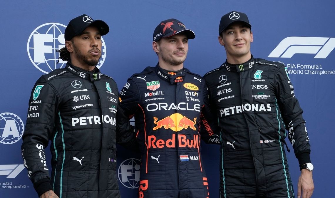Max Verstappen (M) hat für das Mexiko-Rennen die Pole geholt. Dahinter gehen George Russell (r) und Lewis Hamilton ins Rennen.