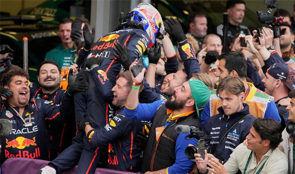 Max Verstappen feiert seinen nächsten Sieg.