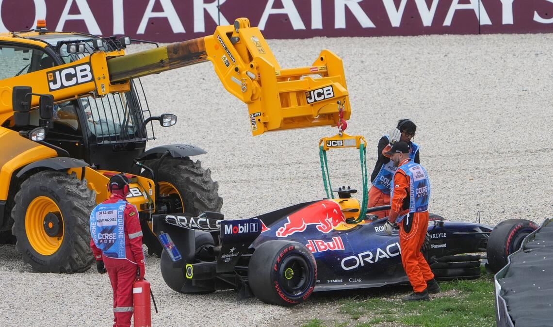 Max Verstappen schlittert ins Kiesbett.
