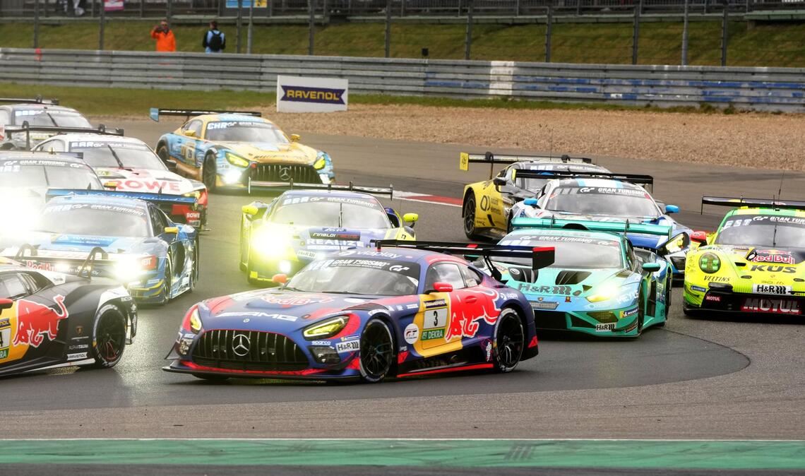 Max Verstappens Team (M) hatte das Rennen lange angeführt.