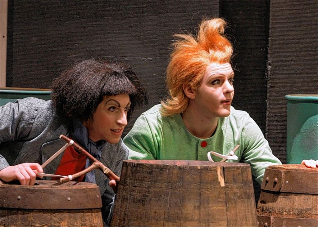 Max und Moritz kennen keine Gnade mit ihren Opfern, denen sie allerlei Streiche spielen. Onkel Fitz bekommt Maikäfer ins Bett gelegt.