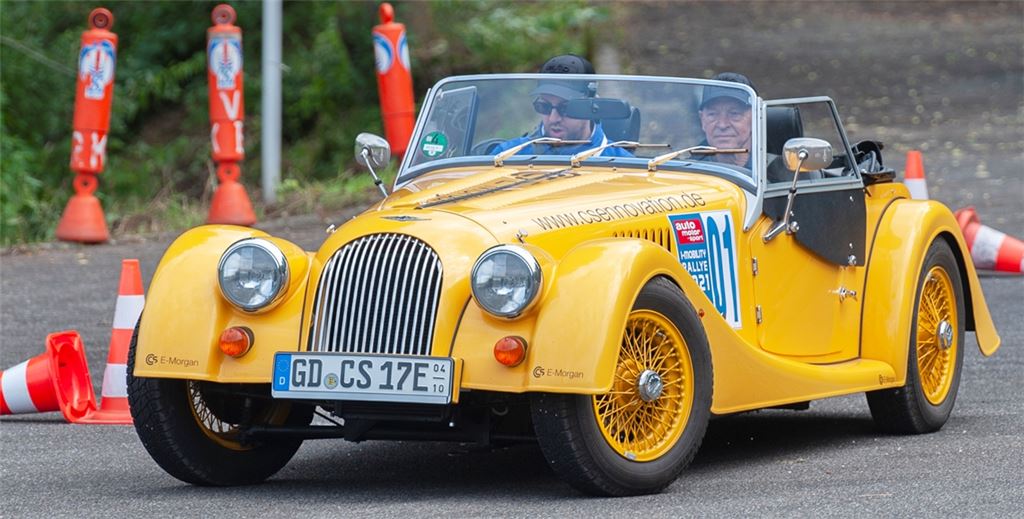 Max und Timo Birnbreier – hier bei der Wertungsprüfung auf dem Gelände des RKV Lomersheim – sind bei der iRallye mit einem englischen Morgan unterwegs. Foto: Fotomoment