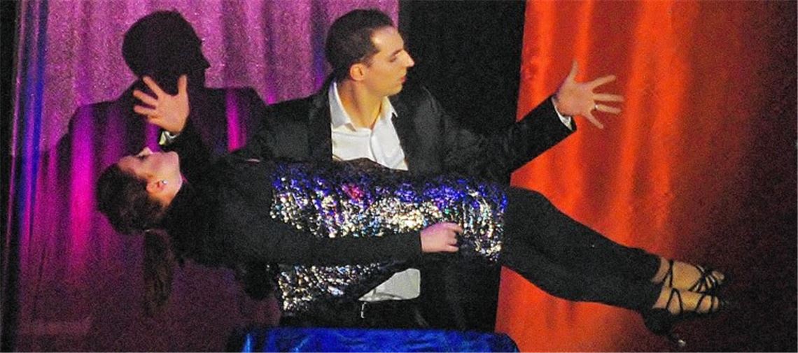 Magier lässt Frau schweben