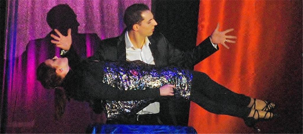 Magier lässt Frau schweben