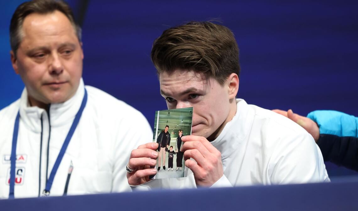 Maxim Naumov hielt nach seinem Auftritt ein Bild in die Kamera, das ihn als Dreijährigen mit seinen Eltern zeigt.