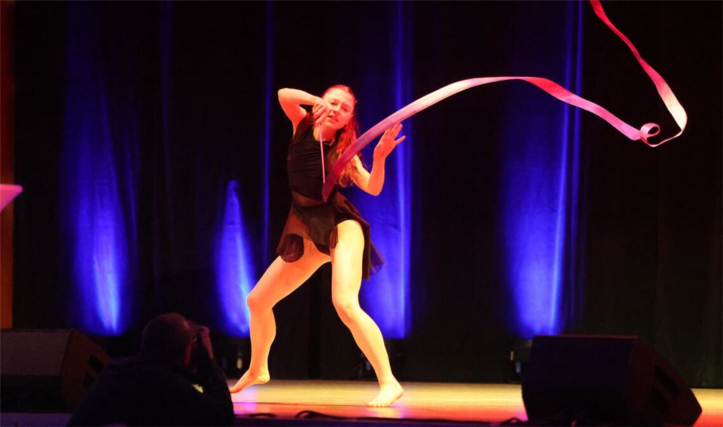 Maxima Bachmayer zeigt auf der Bühne mit vollem Körpereinsatz, wie faszinierend Rhythmische Sportgymnastik sein kann. Fotos: Rubner