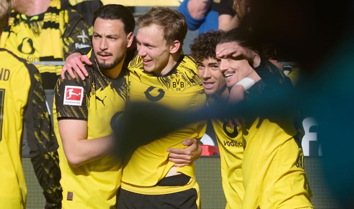 Maximilian Beier von Borussia Dortmund (3.v.r) jubelt über sein Tor zum 1:0 gegen den SC Freiburg.
