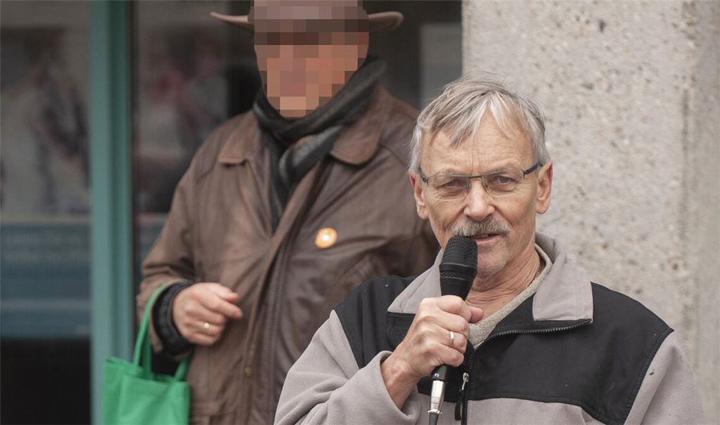 Maximilian Eder wettert auf dem Mühlacker Kelterplatz gegen die Regierung. Foto: Archiv