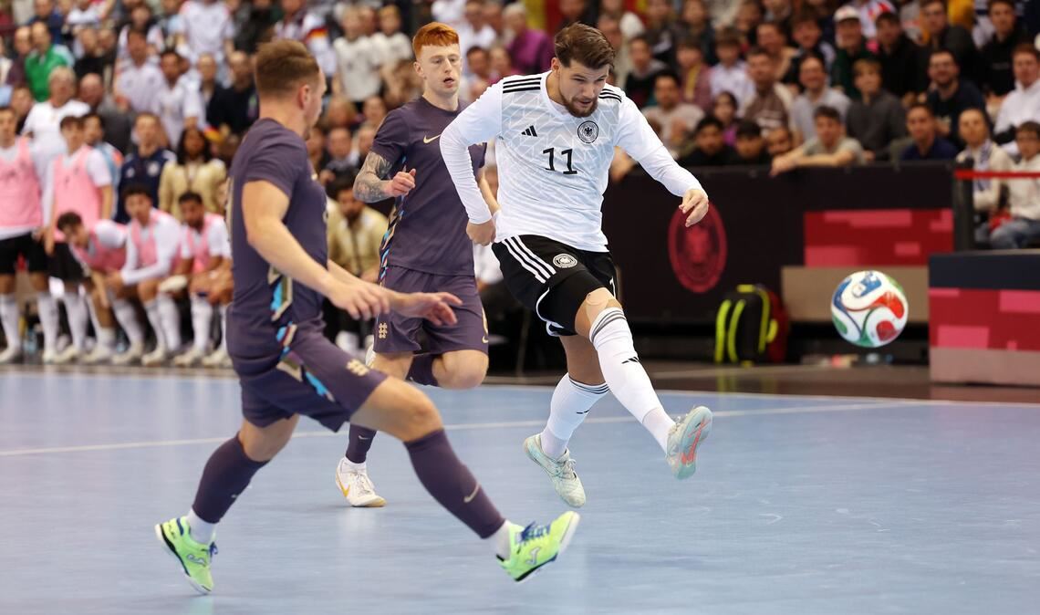 Maximilian Grünberg versucht es per Pike