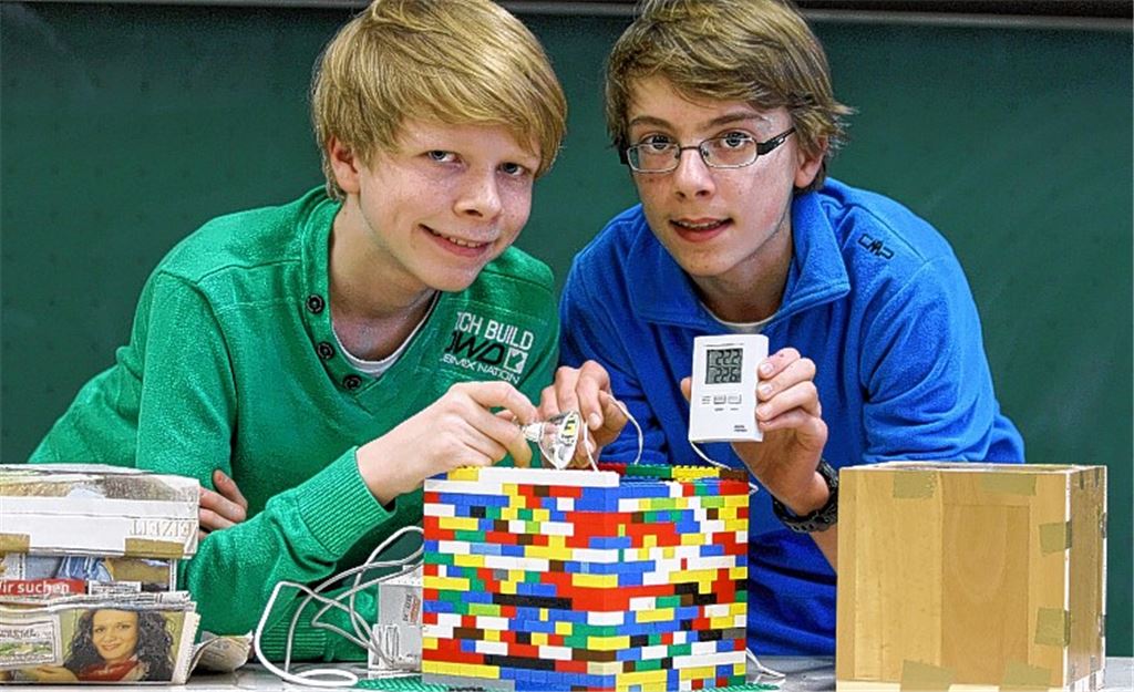 Maximilian Krauß (re.) und Philipp Domke untersuchen für den Wettbewerb Schüler experimentieren die Isolationseigenschaften von Alltagsmaterialien. Foto: Hansen