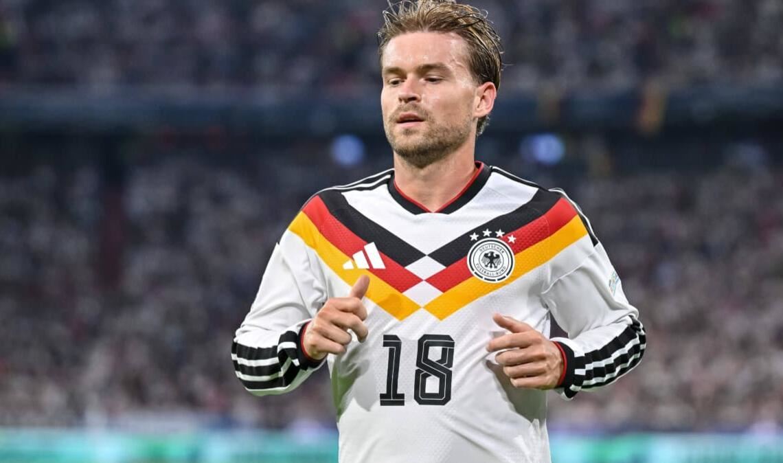 Maximilian Mittelstädt (Note 2,5): Es war also mal wieder so weit: Maximilian Mittelstädt darf ein Länderspiel machen. Zuletzt war das beim VfB-Linksverteidiger beim schmachvollen 0:2 in der Slowakei im September 2025 der Fall. Jetzt brachte Jürgen Klopp den Stuttgarter Abwehrmann in der Münchner Arena von Beginn an. Mittelstädt bekam damit den Vorzug vor dem Leipziger David Raum – seinem Konkurrenten bei der Heim-EM 2024. Der VfB-Profi rechtfertigte das Vertrauen am Donnerstagabend gegen die Serben – er war ballsicher und taktisch diszipliniert unterwegs. Hinten war der Abwehrmann weitgehend beschäftigungslos, vorne durfte er auf beiden Seiten die Ecken schlagen. Da aber war noch Luft nach oben – im Gegensatz zu seiner Torvorlage zum 2:0: Da passte Mittelstädt von links aus vollem Lauf punktgenau in den Sechzehner auf den Torschützen Florian Wirtz.