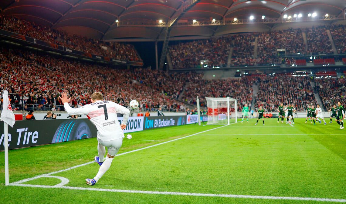 Maximilian Mittelstädt tritt einen Eckball – viele Tore sind aus dieser Position beim VfB in dieser Saison nicht gefallen.