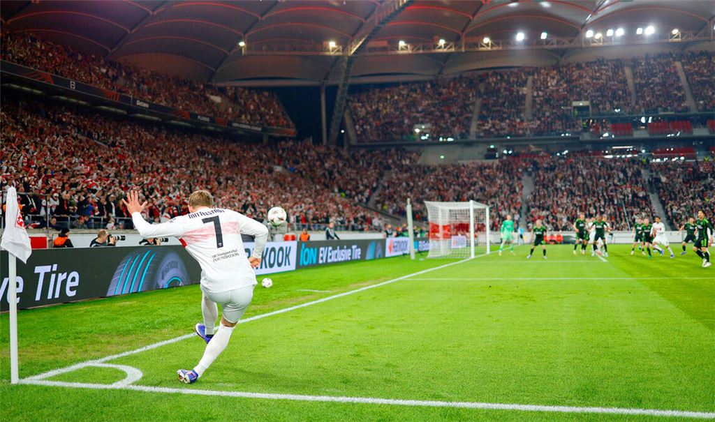 Maximilian Mittelstädt tritt einen Eckball – viele Tore sind aus dieser Position beim VfB in dieser Saison nicht gefallen.