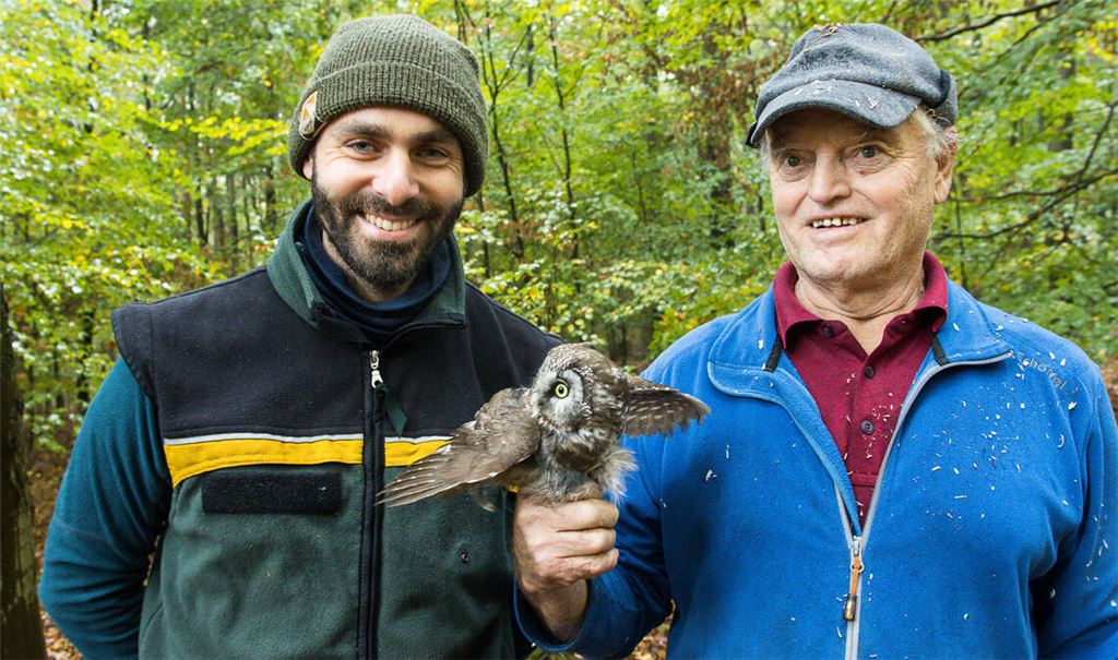 Maximilian Rapp (li.) und Herbert Keil mit dem Raufußkauz. Fotos: FOGE e. V./Birger Meierjohann