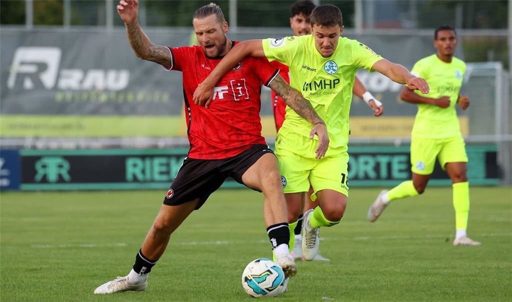 Maximilian Zaiser, im Zweikampf mit Göppingens Kevin Dicklhuber (li.), ist bei den Kickers auf der Sechser-Position gesetzt.