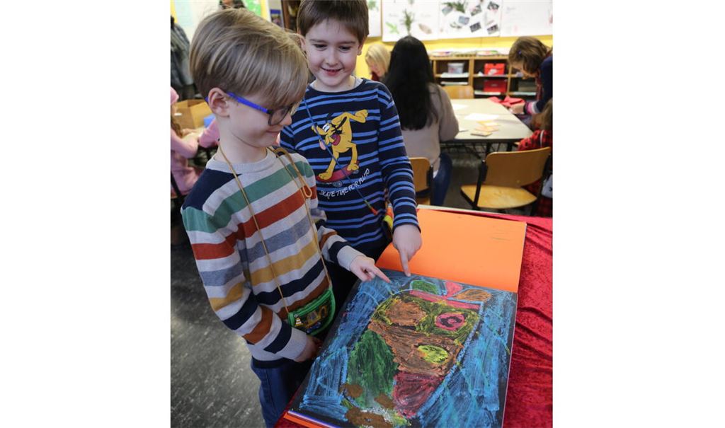 Maximilian (re.) und Henry bewundern bunte Fische. Fotos: Klassen