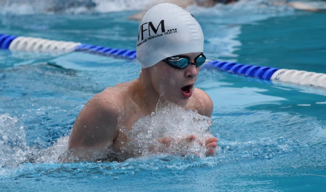Maximlian Fochtner holt in Stuttgart Gold und Bronze.