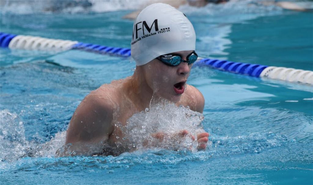 Maximlian Fochtner holt in Stuttgart Gold und Bronze.