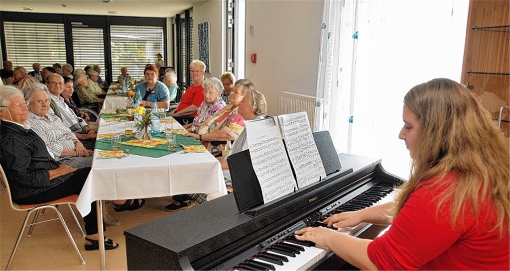 Maxine Kick gehört zu den Vertretern der Musikschule Gutmann, die das Fest zum Namenstag der heiligen Clara im Illinger Seniorenzentrum mitgestalten. 