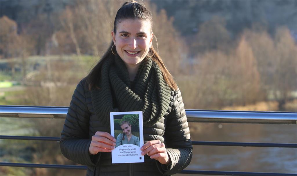 Maxine Schuler aus Mühlacker ist stolz auf ihre Buchveröffentlichung und darauf, welches Schicksal sie mit dem Kampf gegen ihre Krankheit hinter sich lassen konnte. Foto: Deeg