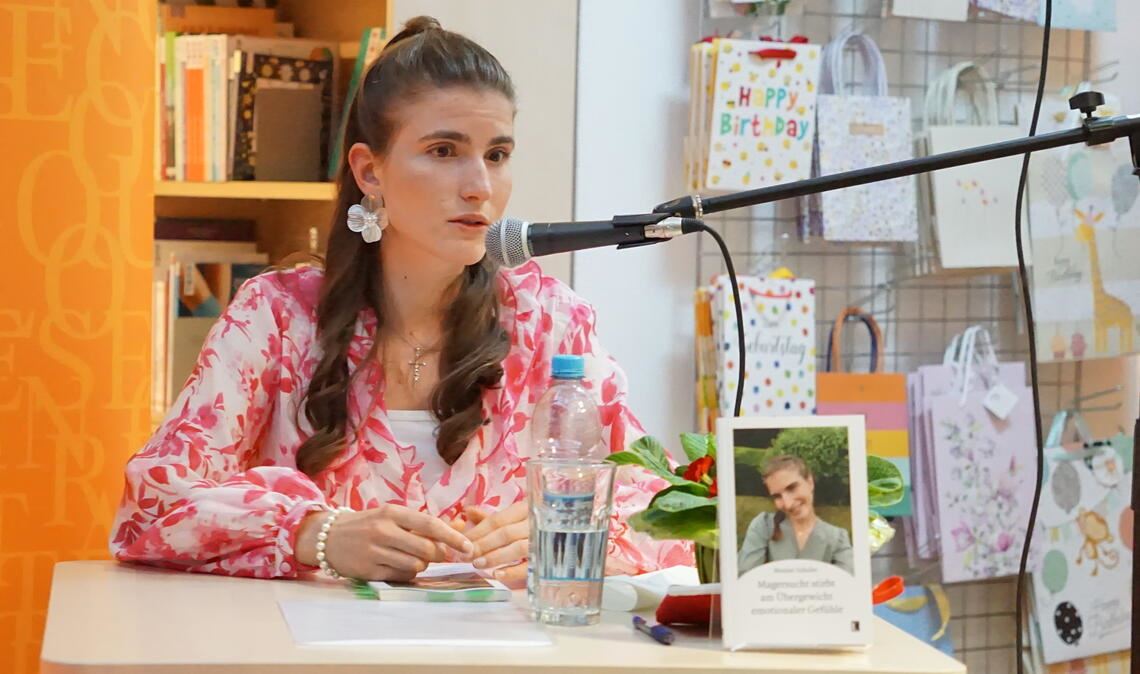 Maxine Schuler gibt bei Buch-Elser tiefe Einblicke in ihr Leiden. Foto: Bastian
