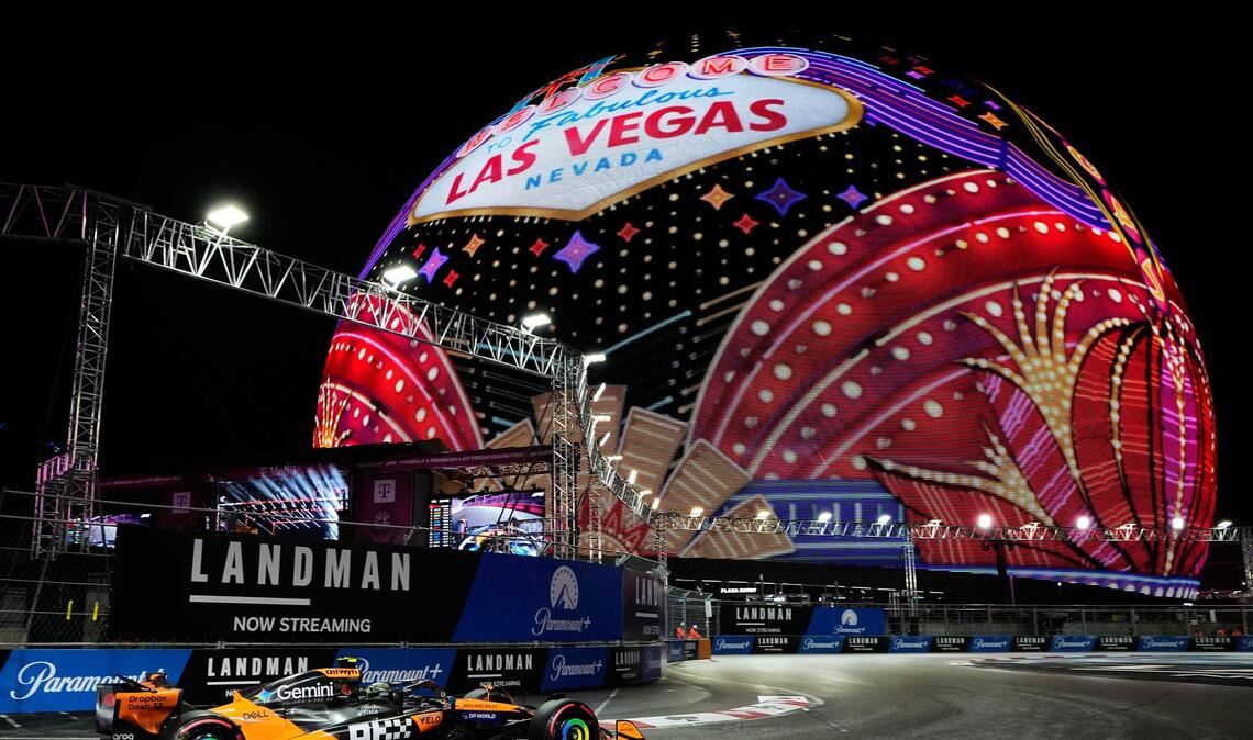 McLaren-Pilot Lando Norris aus Großbritannien fährt während eines Trainings vor dem dem Großen Preis von Las Vegas.