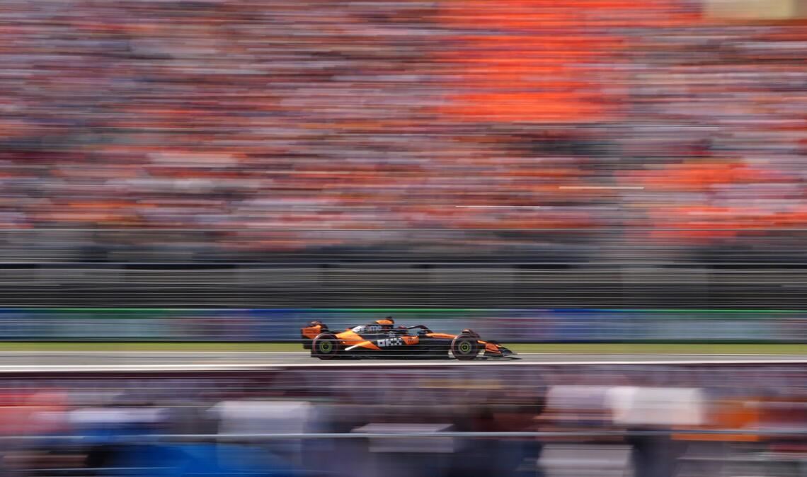 Bilder des Tages McLaren-Pilot Oscar Piastri rast beim Qualifying zum Grand Prix der Niederlande auf dem Circuit Zandvoort über die Strecke und holt die Pole Position.