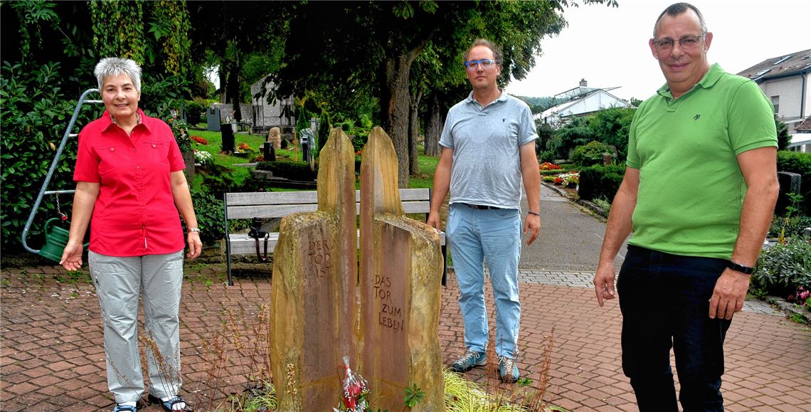 Mechthild Liefke, Michael Gutekunst (Mi.) und Dietmar Schleihauf führten über den als „Sinnesgarten“ bezeichneten Friedhof Sankt Peter. Stahlfeld