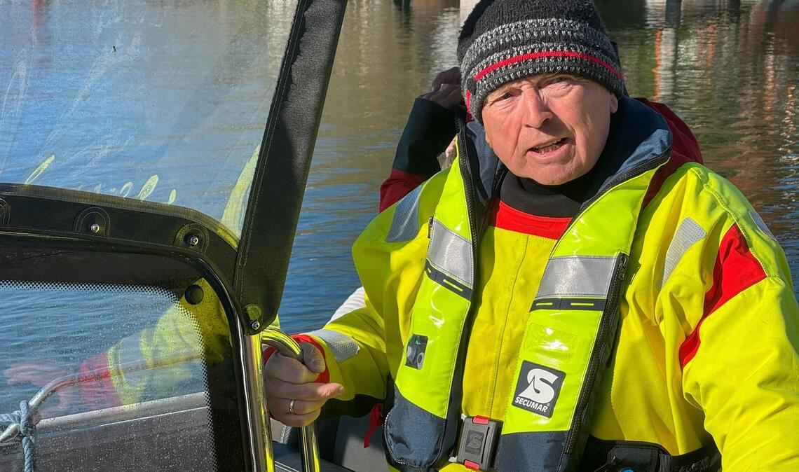Mecklenburg-Vorpommerns Umweltminister Till Backhaus (SPD) ist am Sonntag erneut raus zum vor Poel liegenden Buckelwal gefahren.