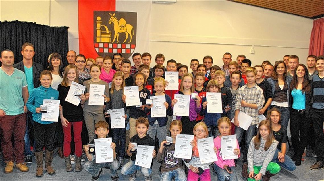Medaillen und Urkunden: Die erfolgreichen Athleten freuen sich bei der Sportlerehrung der Stadt Maulbronn über die Anerkennung ihrer Leistungen. Fotos: Stahlfeld