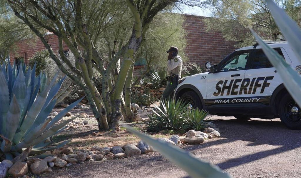 Medien und Polizeikräfte sind rund um die Uhr am Haus von Nancy Guthrie zu sehen.